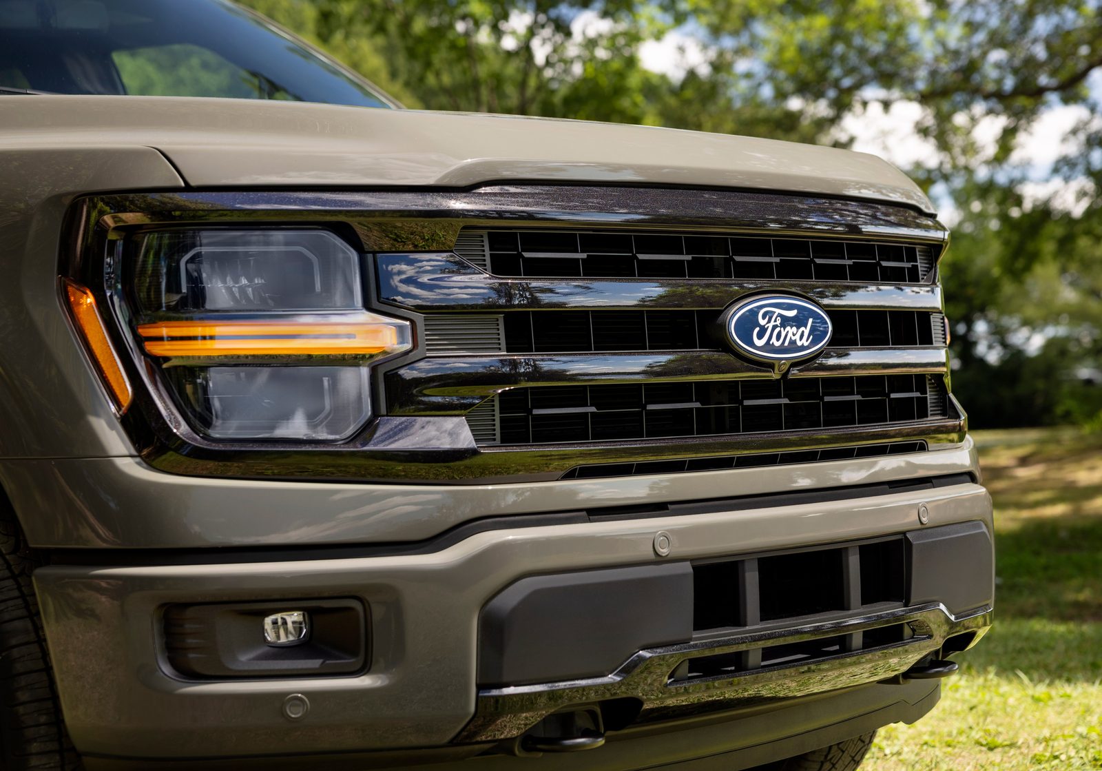 2027 Ford F-150 XLT front grille with wider bars